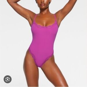 SKIMS Fits Everybody Lace Bodysuit - Lollipop